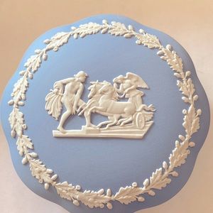 Vintage 5” scalloped round Wedgewood Trinket Box.